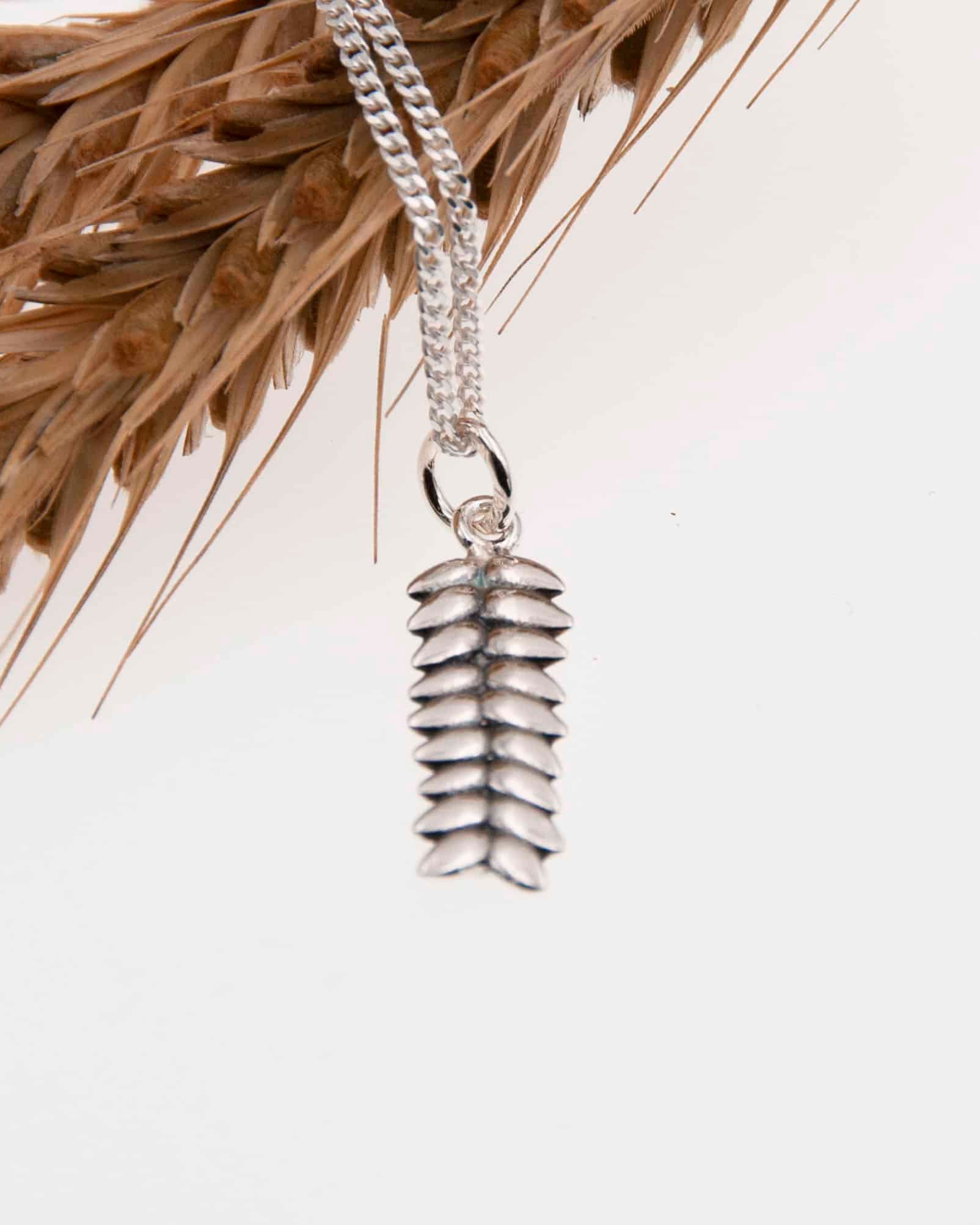 Guldviva Råg XS halsband har en tunn silverkedja. Hänget är en liten rågkolv.