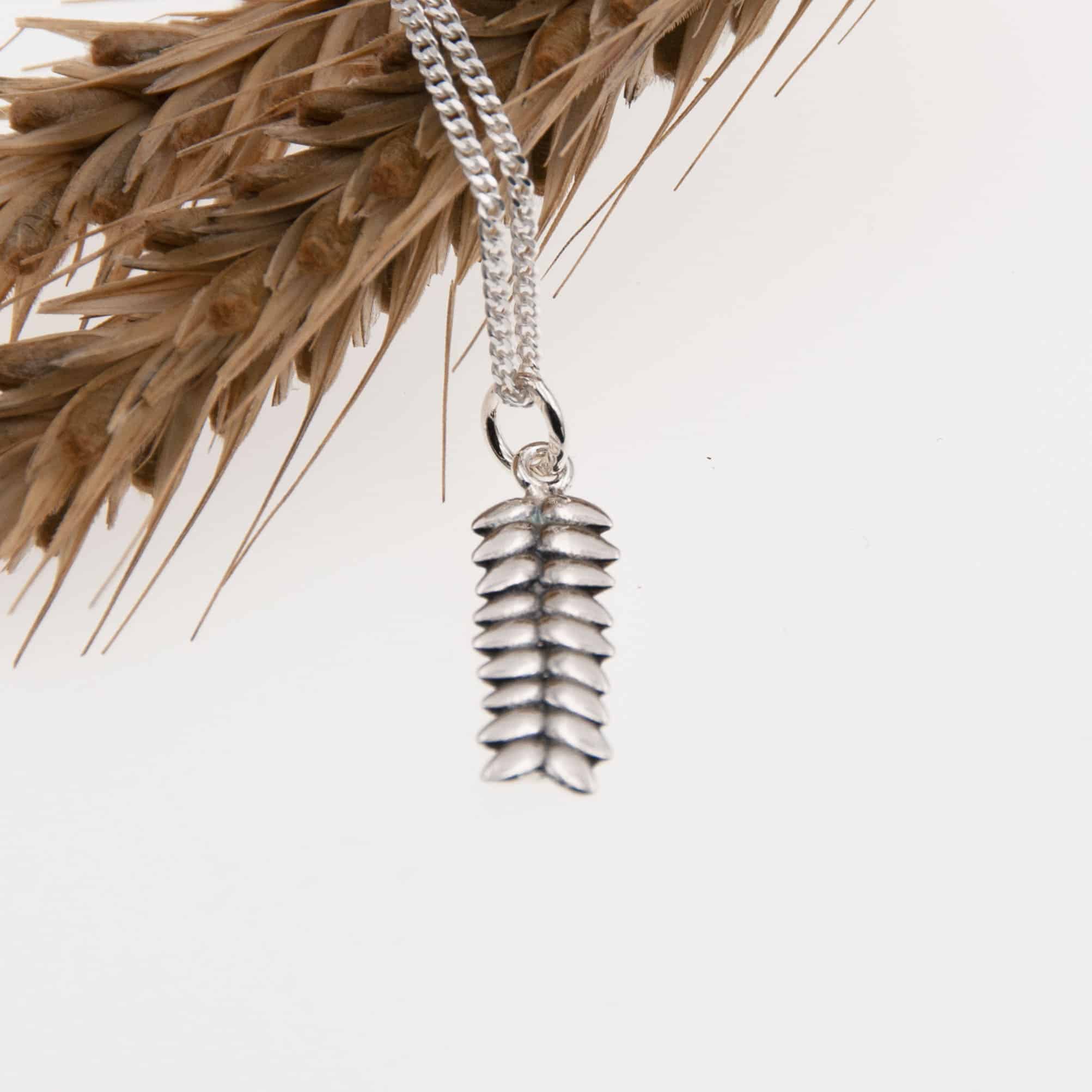 Guldviva Råg XS halsband har en tunn silverkedja. Hänget är en liten rågkolv.