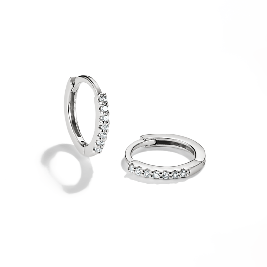 Thomas Sabo SCH150373 creoler i silver och deras knäppningsmekanism i vinkel.