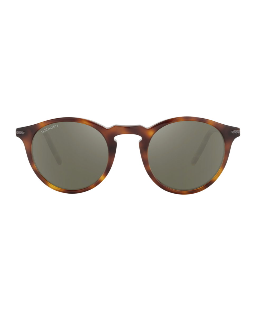Pyöreät Serengeti Raffaele SS041010 -aurinkolasit suoraan edestä kuvattuna. Perinteinen ruskea kilpikonnakuvioinen asetaattikehys, avaimenreikäsilta ja vihreät Mineral Polarized 555nm -mineraalilinssit.