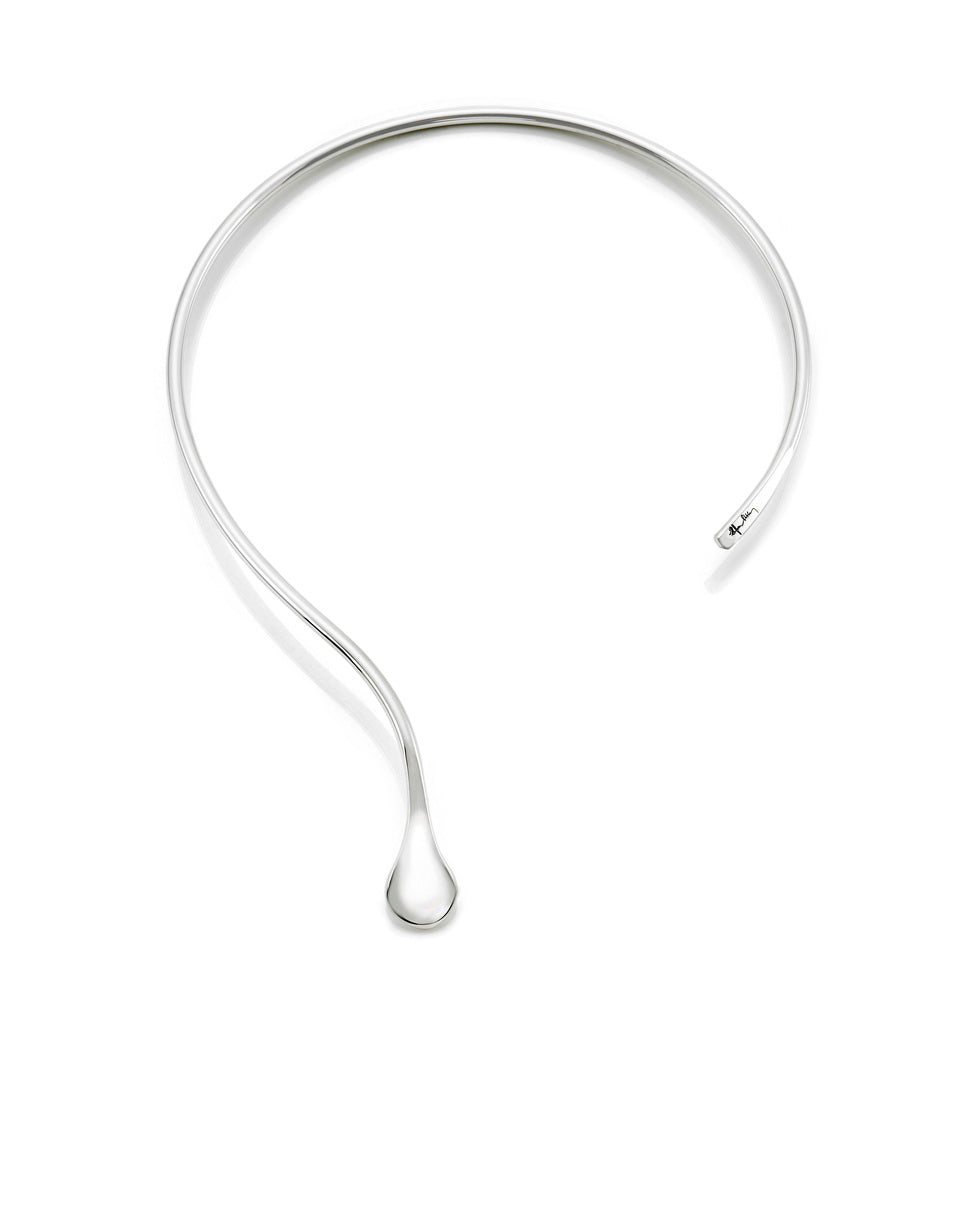 Efva Attling Soft Tear Collier 10-100-00626 halsband är ett graciöst, styvt halsband med en droppformad ände. Smycket kan träs runt halsen med hjälp av en öppning i den