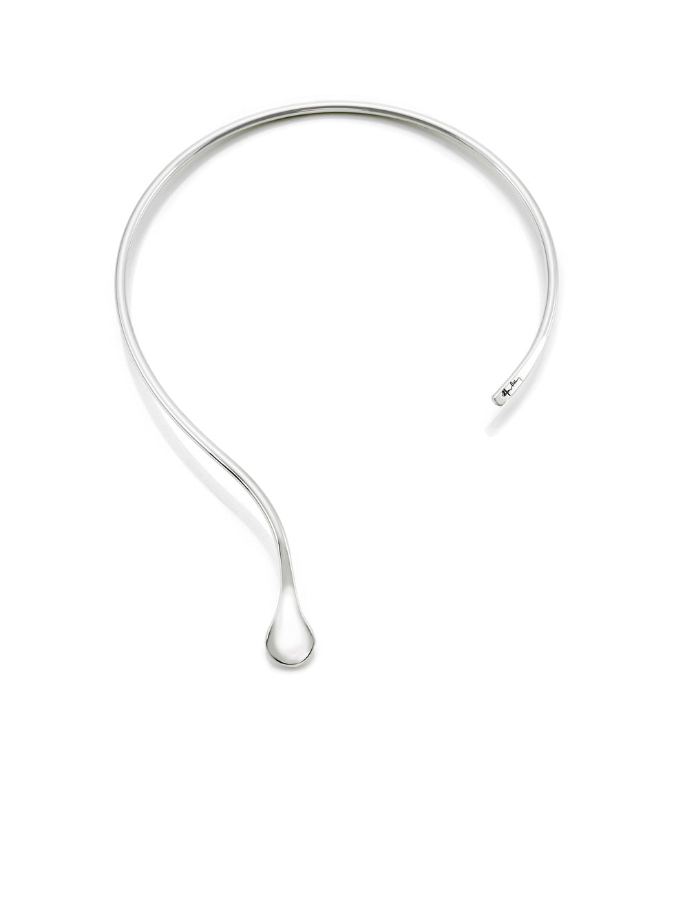 Efva Attling Soft Tear Collier 10-100-00626 halsband är ett graciöst, styvt halsband med en droppformad ände. Smycket kan träs runt halsen med hjälp av en öppning i den