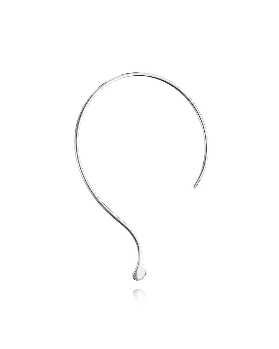 Efva Attling Soft Tear Collier 10-100-00626 halsband är ett graciöst, styvt halsband med en droppformad ände. Smycket kan träs runt halsen med hjälp av en öppning i den
