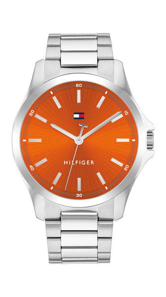 Tommy Hilfiger Bruce TH1710678 herrklocka har en rund, orange urtavla och silverfärgade index och visare. Ramen, boetten och remmen är silverfärgade.