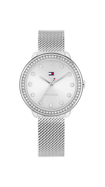 Tommy Hilfiger Demi TH1782698 damklocka har en rund, silverfärgad urtavla med smyckestenar som index och silverfärgade visare. Ramen är silverfärgad och dekorerad med smyckestenar. Boetten och remmen är också silverfärgade.