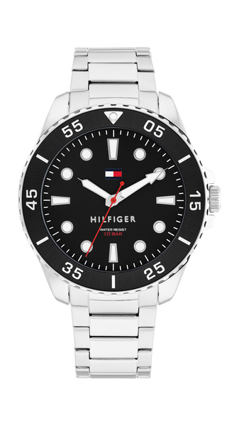 Tommy Hilfiger Oceanic TH1792203 herrklocka har en rund, svart urtavla med självlysande index och visare. Ramen är svart med minutmarkeringar. Boetten och remmen är silverfärgade.
