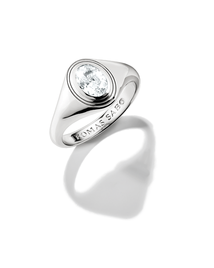 Elegant Thomas Sabo-ring prydd med en iögonfallande oval zirkonia.