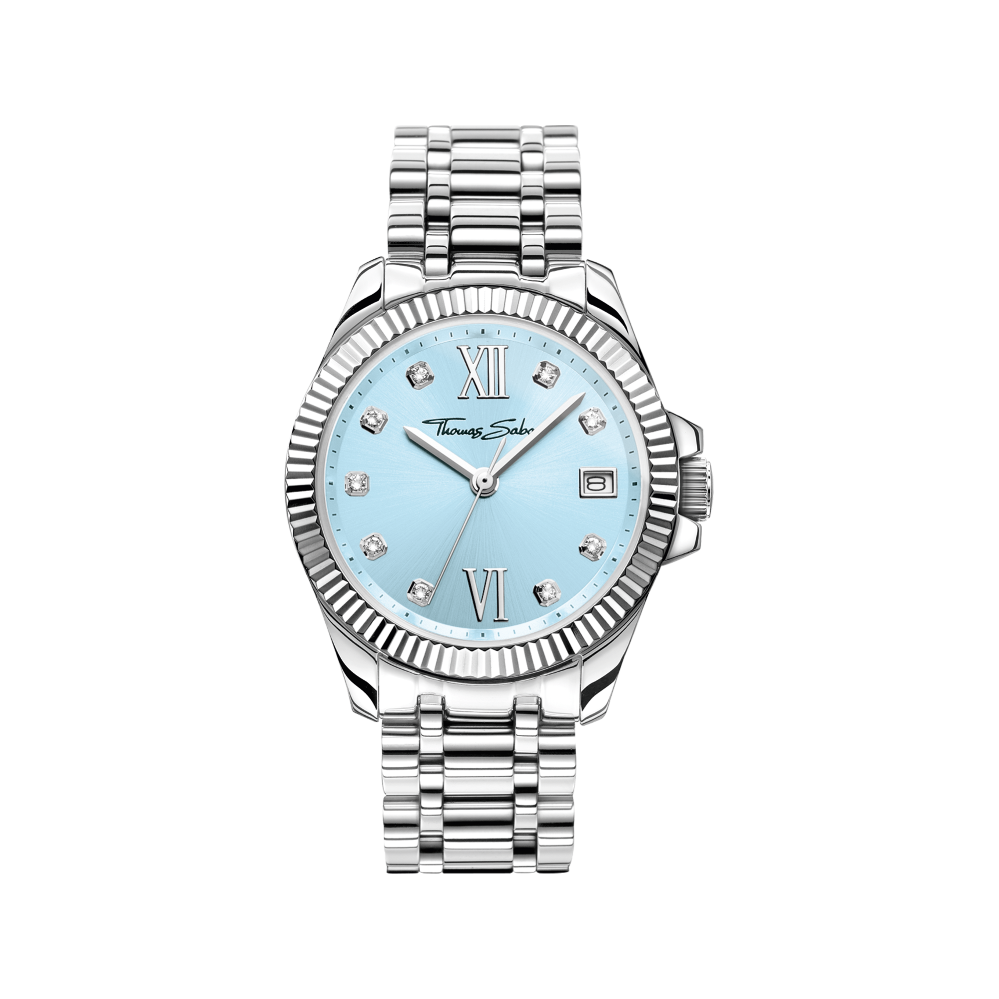 Thomas Sabo Divine Blue WA0405-201-209-33M damklocka har en rund, ljusblå urtavla med datumvisning och silverfärgade visare. Indexen är zirkoner och romerska siffror vid sex- och tolvtiden. Ramen, boetten och remmen är silverfärgade.