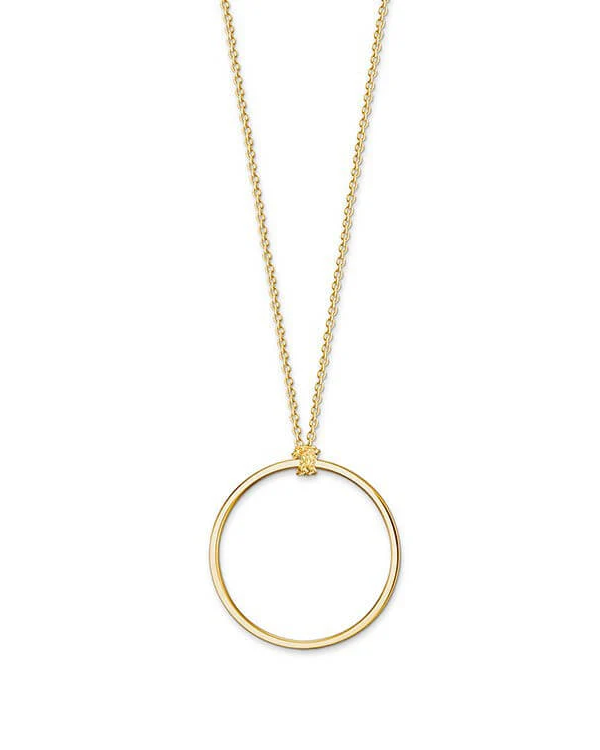 Thomas Sabo Charm Club X0252-413-39 halsband har en tunn, förgylld kedja och en tunn ring som Charms berlocker kan fästas på. Ringen fästs på kedjan genom att knyta.