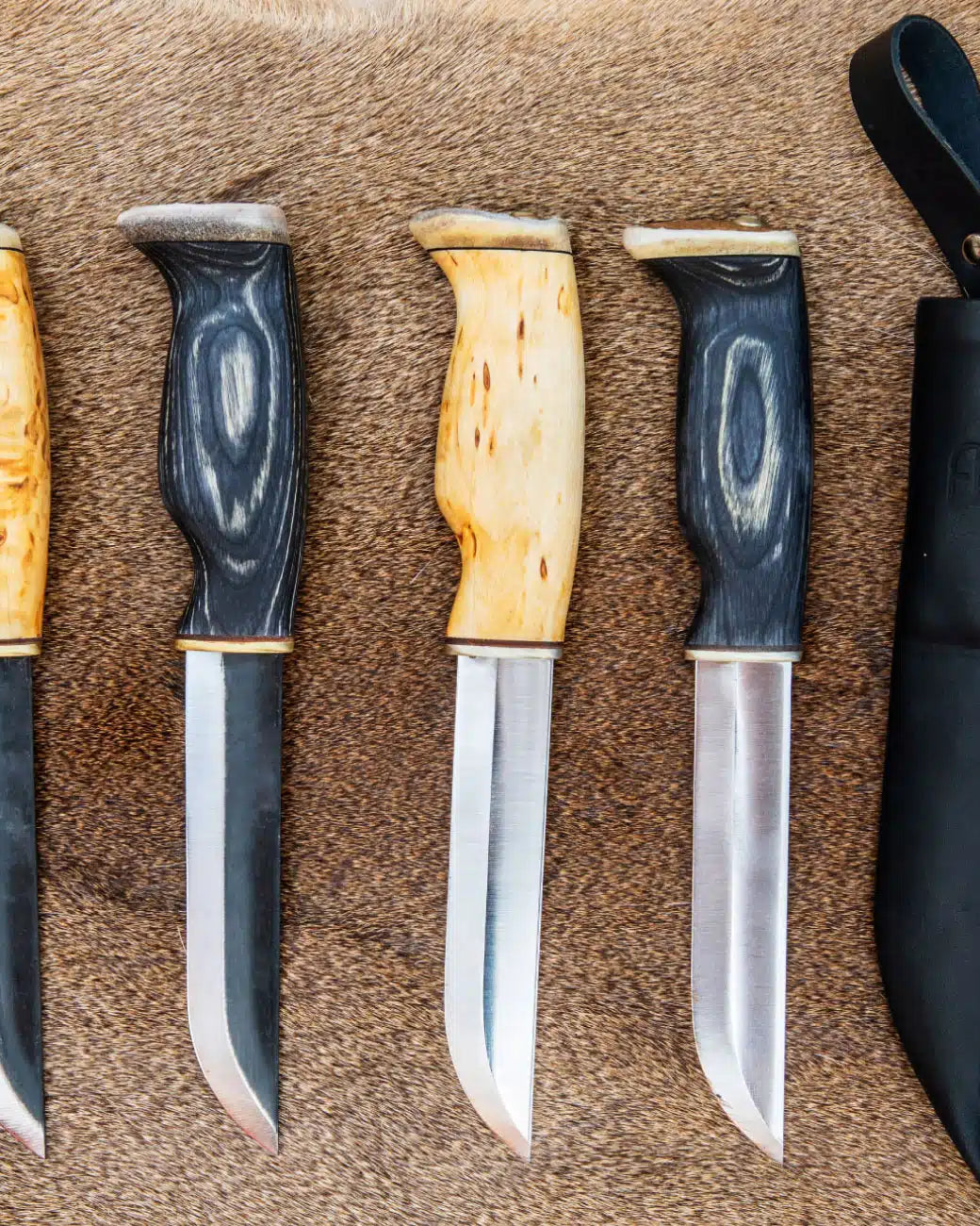 Arctic Legend Bear Knife
Bear Knife- kniv fås med handtag av masurbjörk eller svart björk och blad av rostfritt stål eller svart kolstål.
Bear Knife- puukko on saatavilla visakoivukahvalla tai mustalla koivukahvalla. Terä on ruostumatonta terästä tai mustaa hiiliterästä.