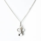 Guldviva Ängel halsband har en tunn silverkedja. Hänget är en ängel med en pärla som huvud.