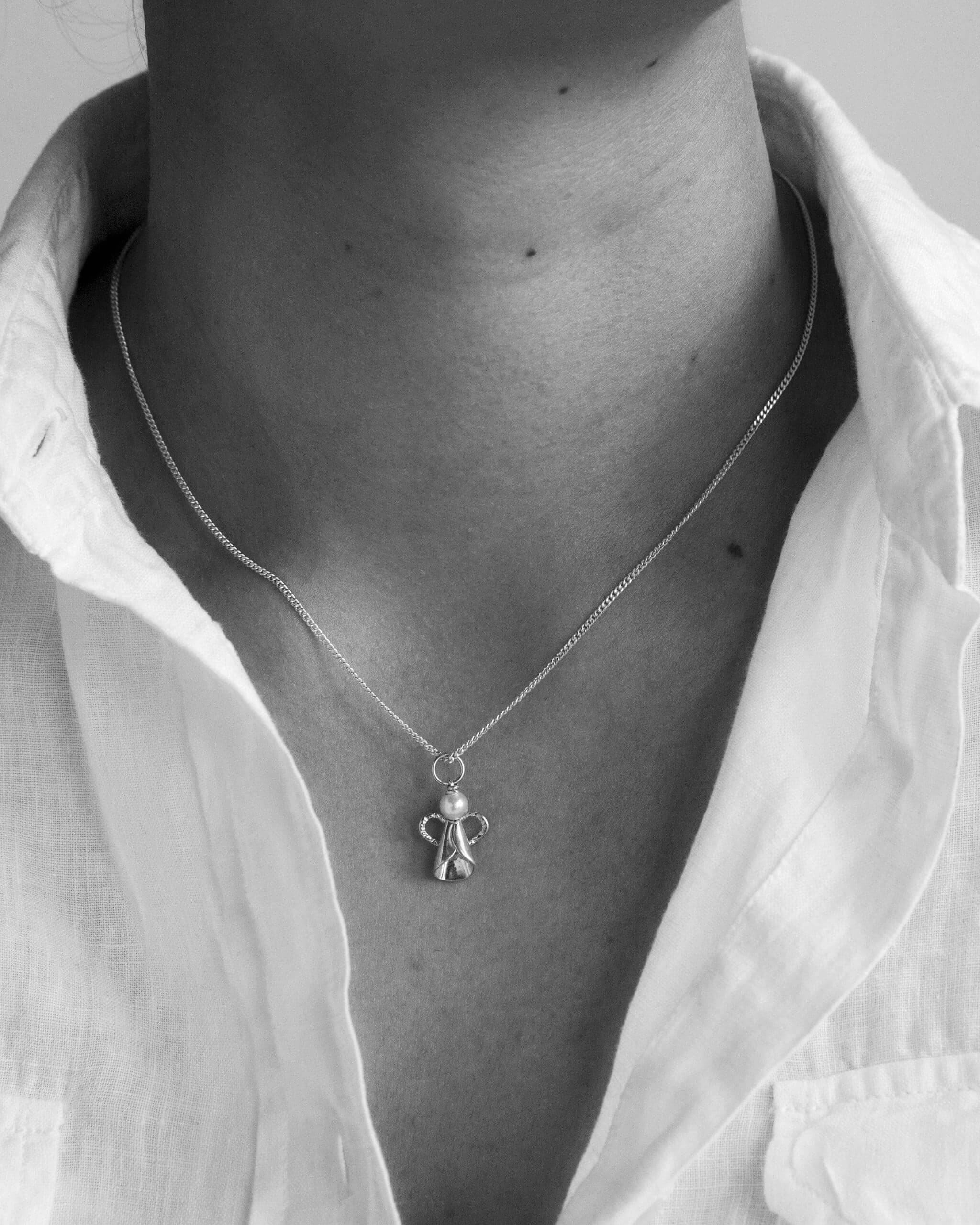 Guldviva Ängel halsband runt halsen: halsbandet sträcker sig under SC-leden.