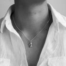 Guldviva Ängel halsband runt halsen: halsbandet sträcker sig under SC-leden.