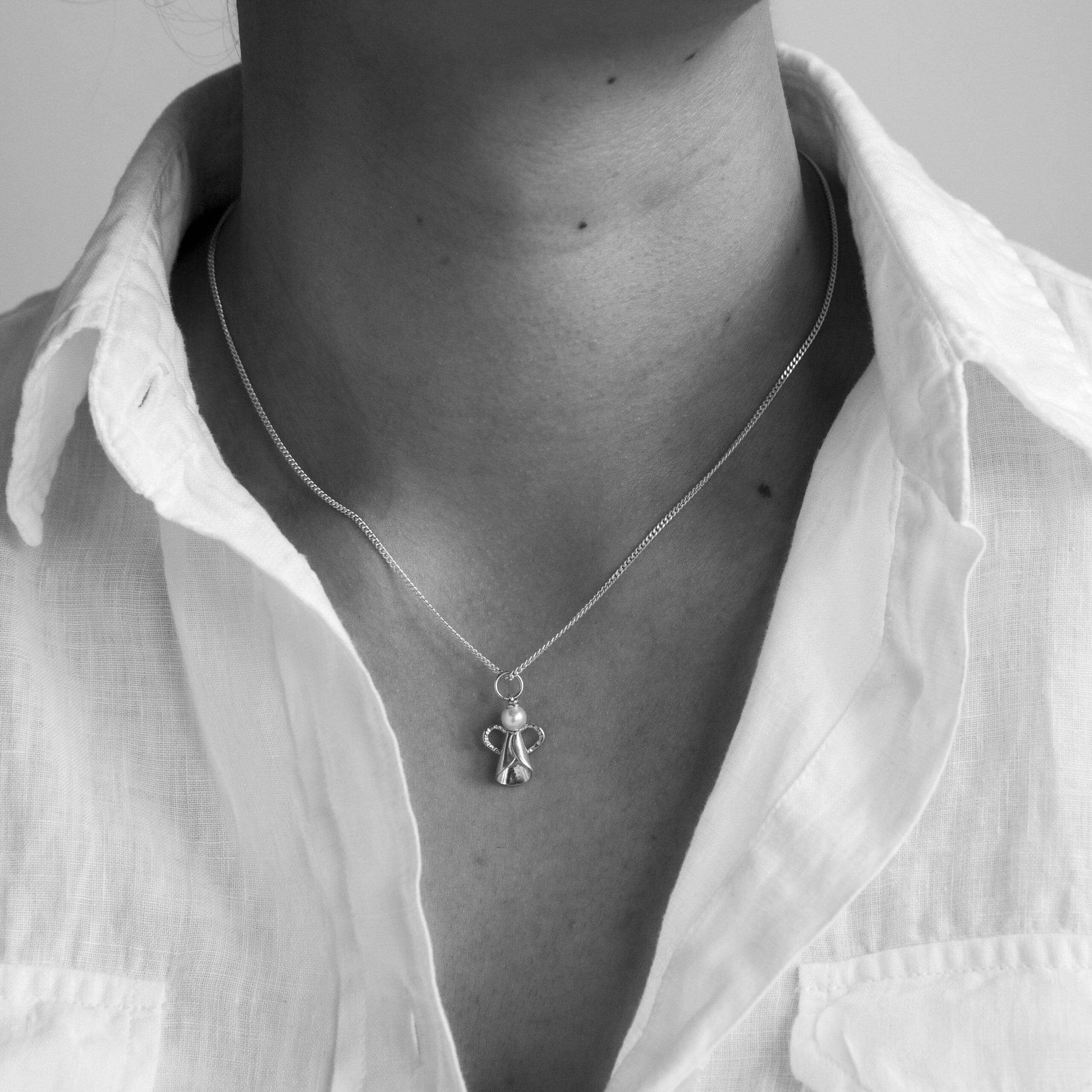 Guldviva Ängel halsband runt halsen: halsbandet sträcker sig under SC-leden.