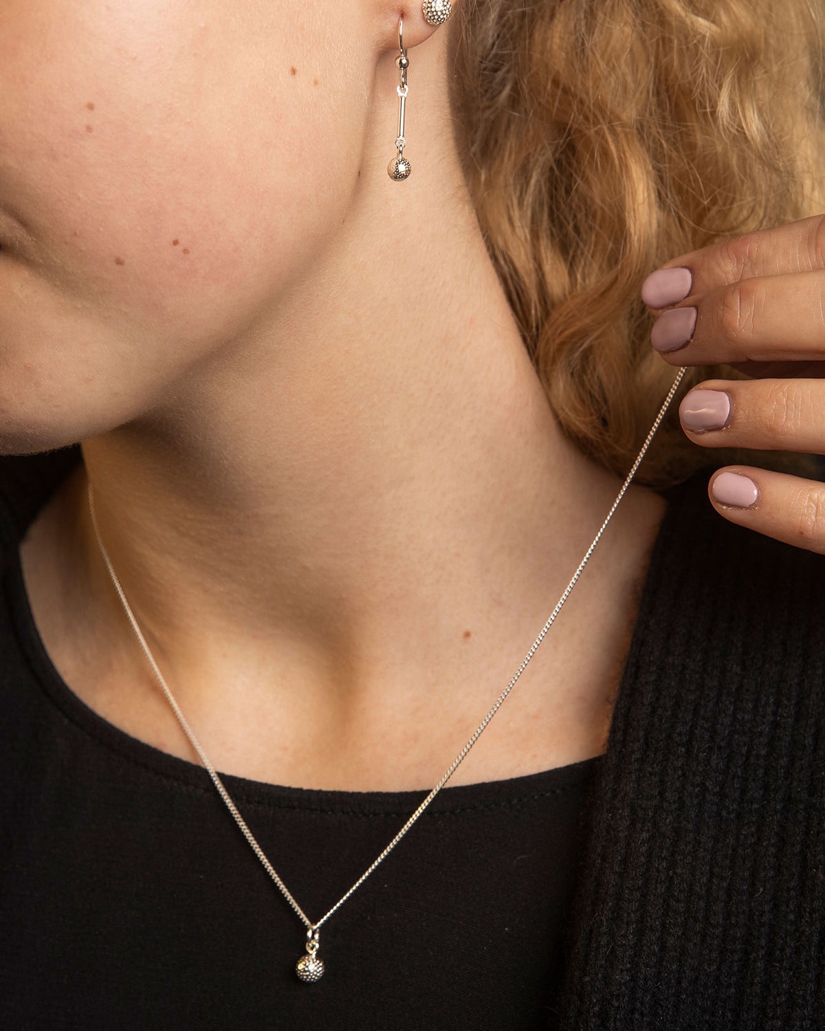 Guldviva Golfhalsband runt halsen: halsbandet sträcker sig över bröstet.