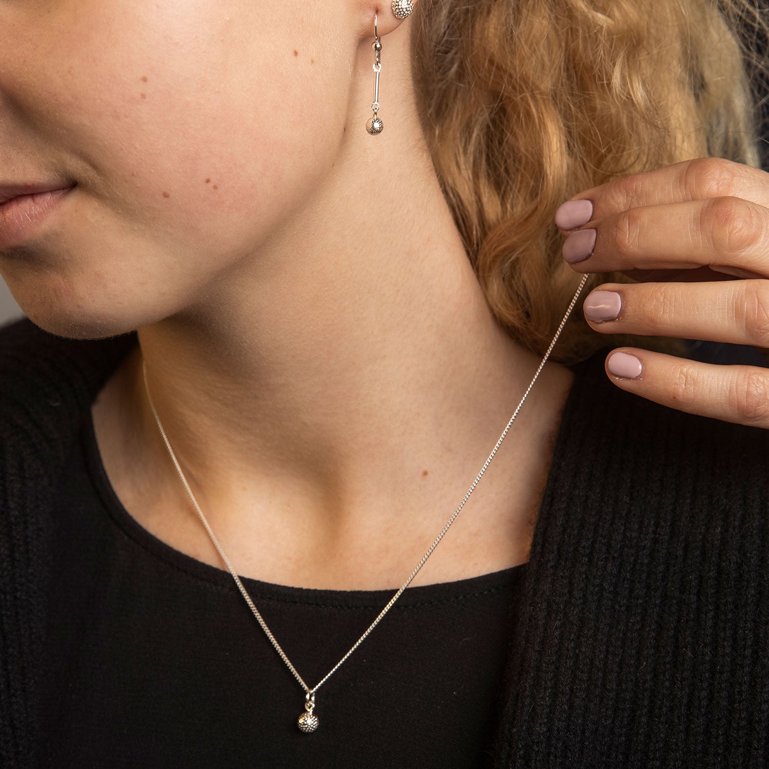 Guldviva Golfhalsband runt halsen: halsbandet sträcker sig över bröstet.