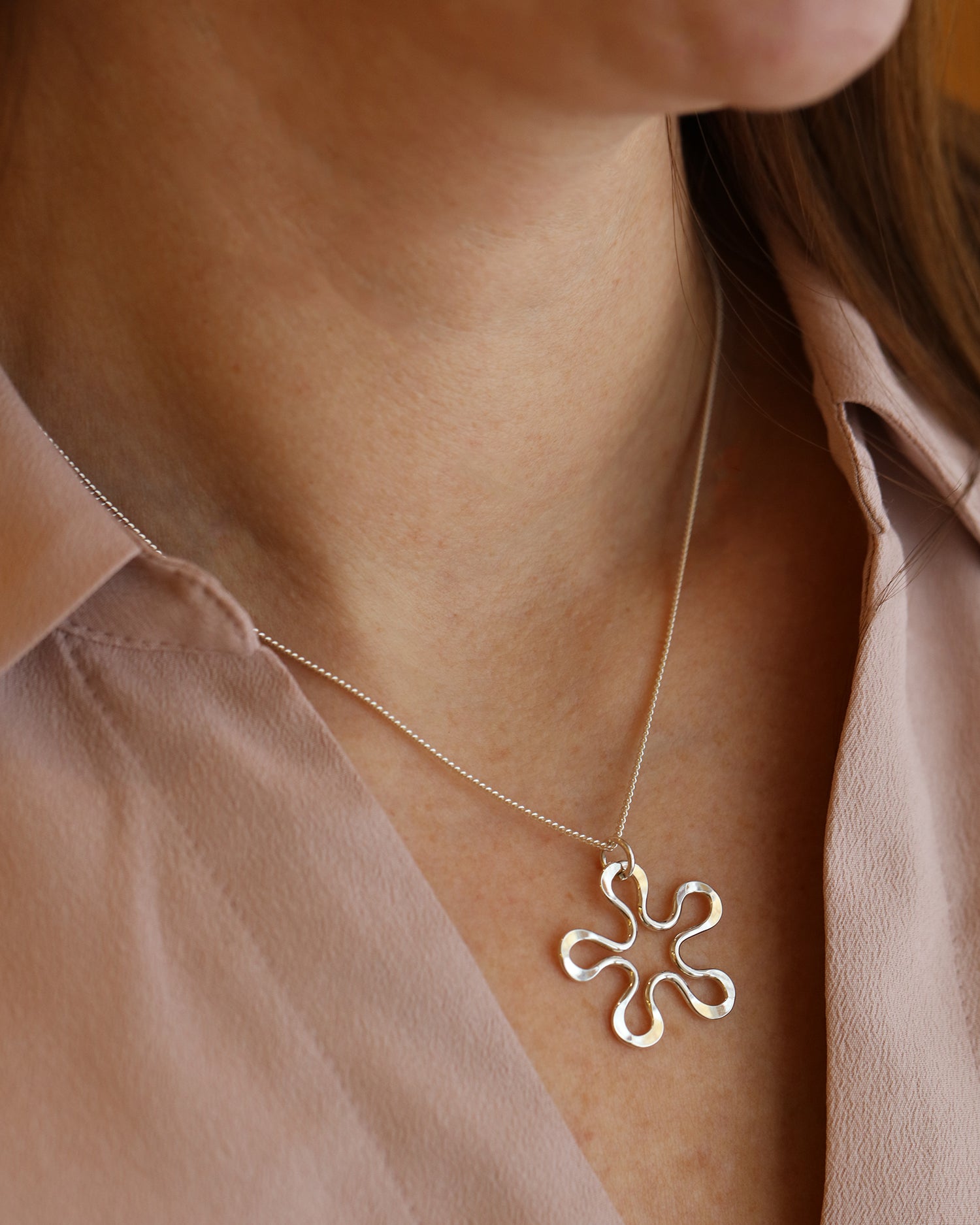 Guldviva Blomman™ halsband runt halsen: halsbandet sträcker sig över SC-leden.