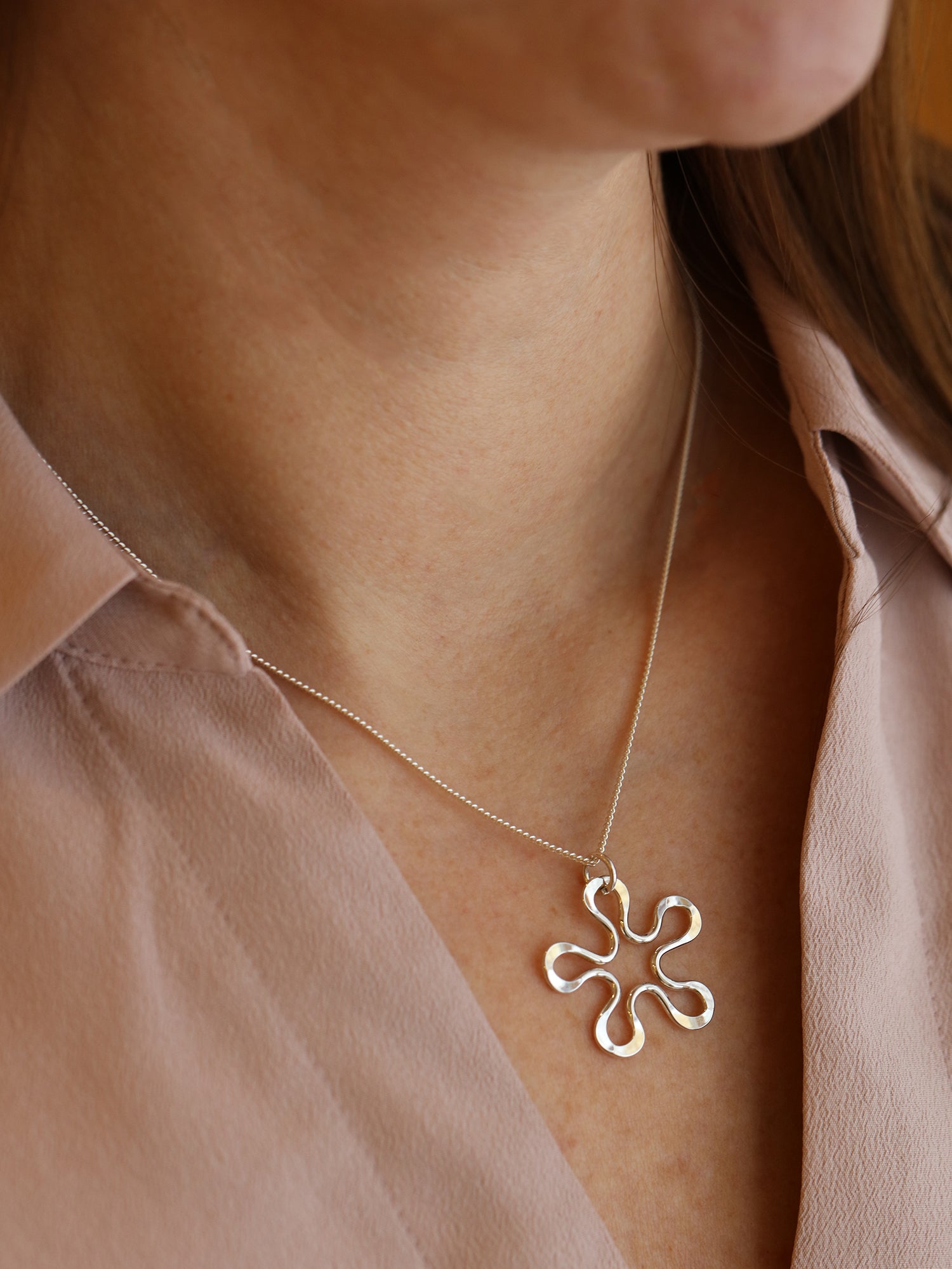 Guldviva Blomman™ halsband runt halsen: halsbandet sträcker sig över SC-leden.