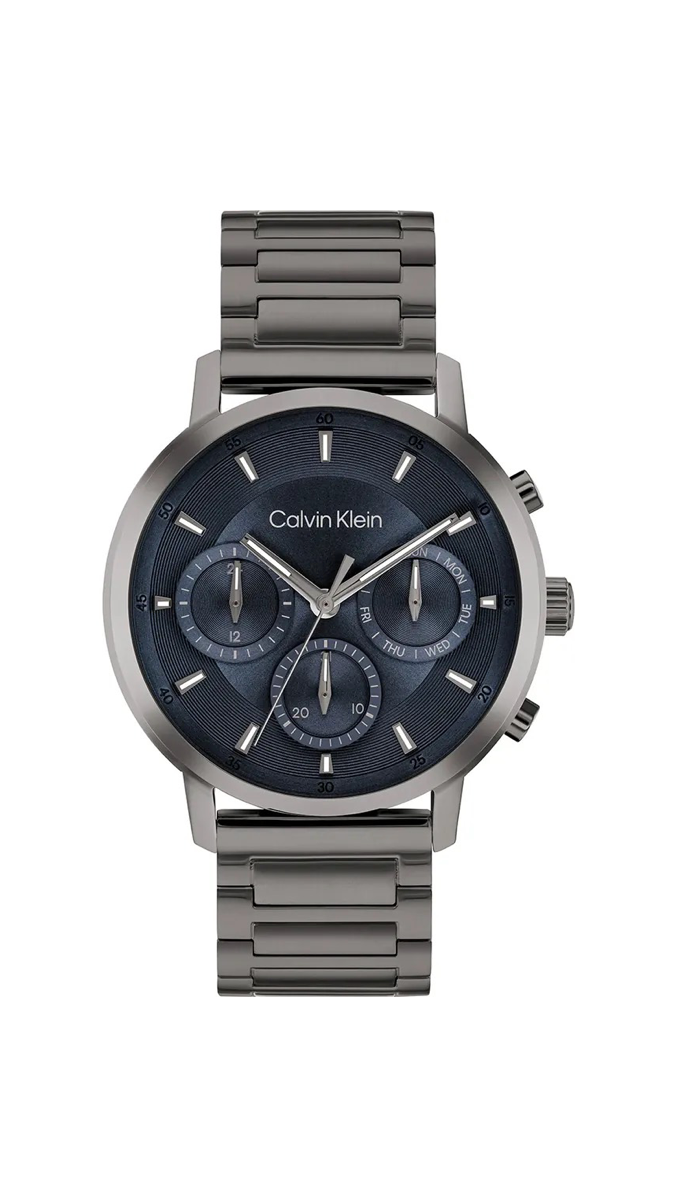 Calvin Klein Gauge CK25200495 herrklocka har en rund, mörk blå urtavla med datum-, veckodag- och 24h-visning samt antracitfärgade index och visare. Ramen, boetten och remmen är antracitfärgade.