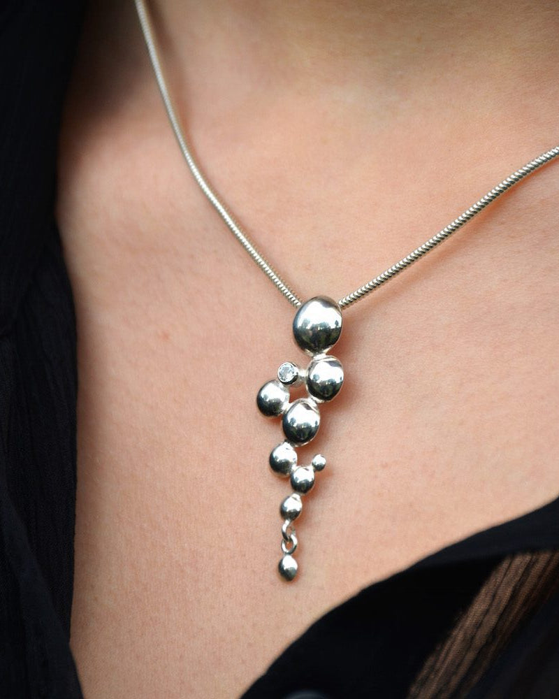 Guldviva Celebrate kaulakoru kaulassa: koru ulottuu SC-nivelen päälle.