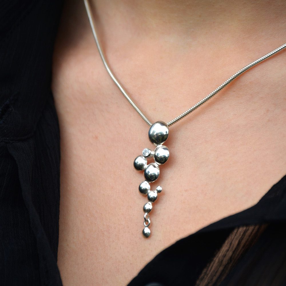 Guldviva Celebrate halsband runt halsen: halsbandet sträcker sig över SC-leden.