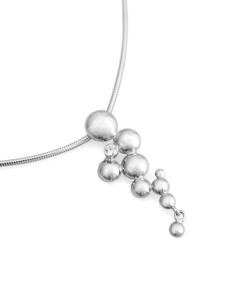 Guldviva Celebrate kaulakorussa on ohut hopeaketju. Riipus koostuu erikokoisista palloista, joiden joukossa on yksi kuutiosirkoni. Riipuksen muotoilu on saanut inspiraation samppanjan kuplista.