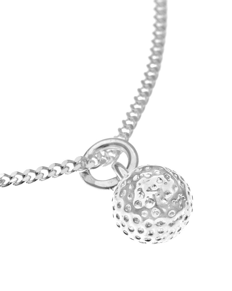 Guldviva Golf halsband har en tunn silverkedja. Hänget är en liten golfboll.
