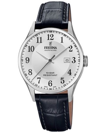 Festina Swiss MTN-15-S100M F20007/1 herrklocka har en rund, silverfärgad urtavla med datumvisning samt svarta index och silverfärgade visare. Ramen och boetten är silverfärgade. Remmen är en svart läderrem med sömmar.