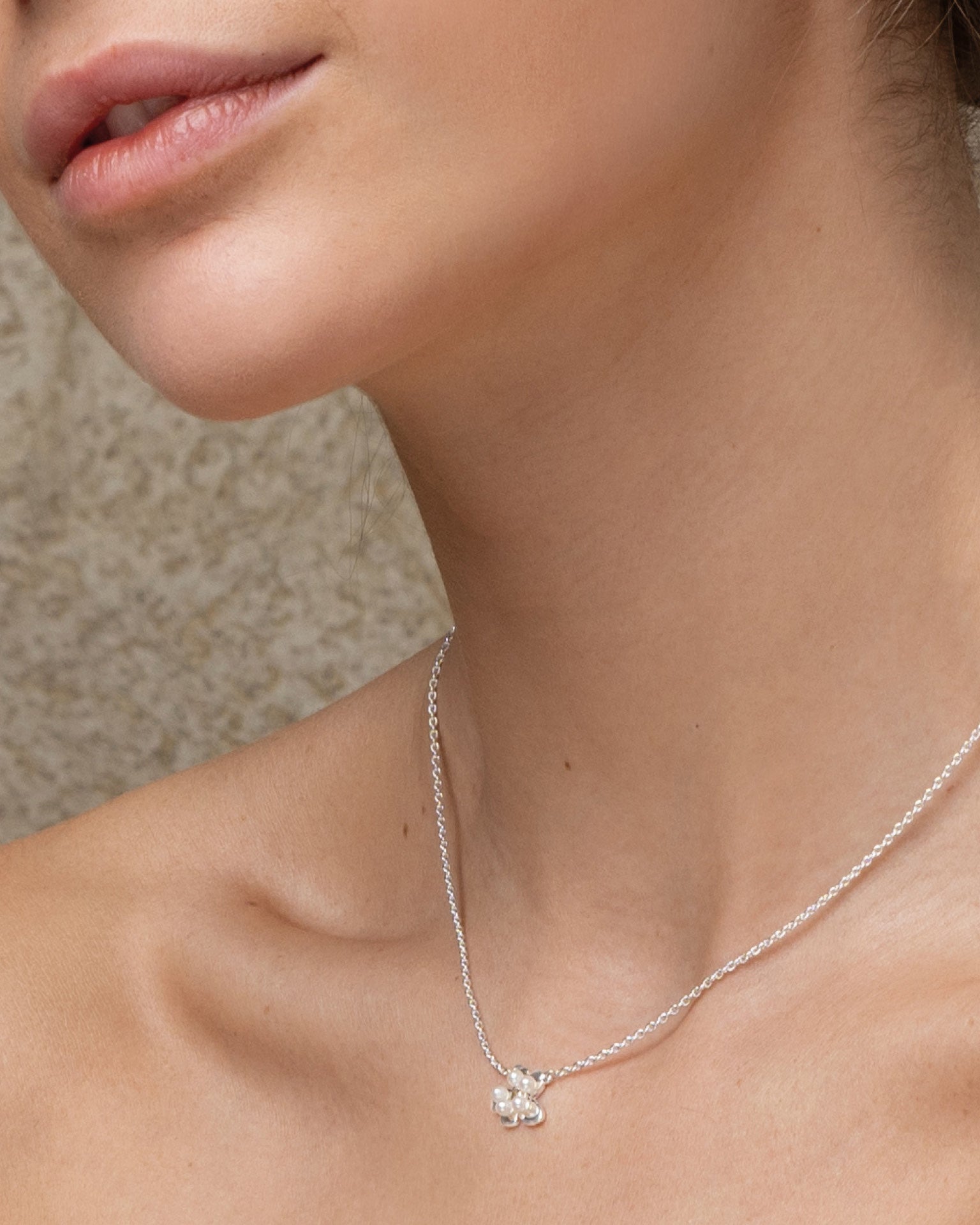 Efva Attling Förgätmigej 10-100-02345 halsband runt halsen: halsbandet når precis över SC-leden