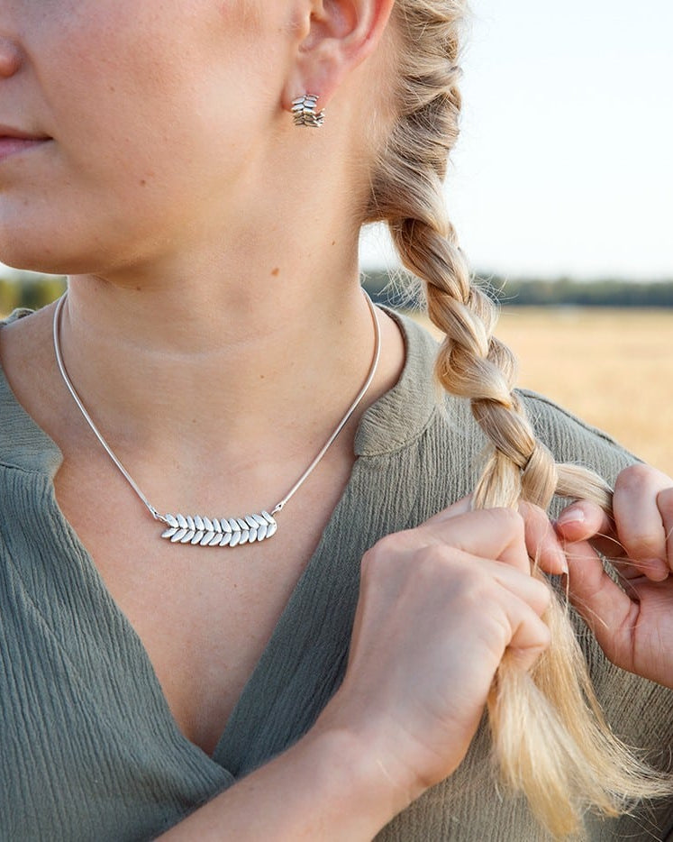 Guldviva Råg L halsband runt halsen: halsbandet sträcker sig över SC-leden.