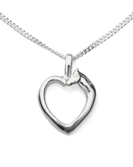 Guldviva Häst halsband har en tunn silverkedja. Hänget är ett hjärta med en detalj med hästtema.