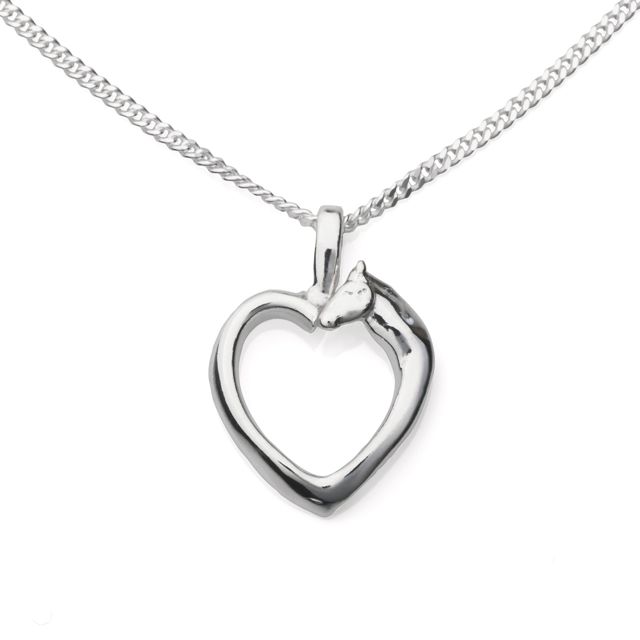 Guldviva Häst halsband har en tunn silverkedja. Hänget är ett hjärta med en detalj med hästtema.