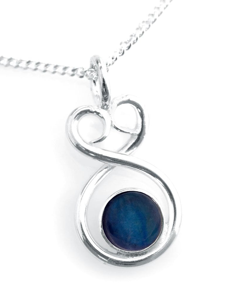 Guldviva Heart of Finland halsband har en tunn silverkedja. Hänget är format som en åtta och dess övre del liknar ett hjärta. Inuti den nedre delen finns en spektrolit.