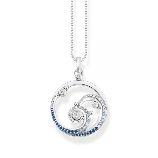 Thomas Sabo Wave With Stones KE2143-644-1 halsband har en tunn silverkedja. Hänget är en rund ring med ett vågmönster dekorerat med vita och blå zirkoner inuti.