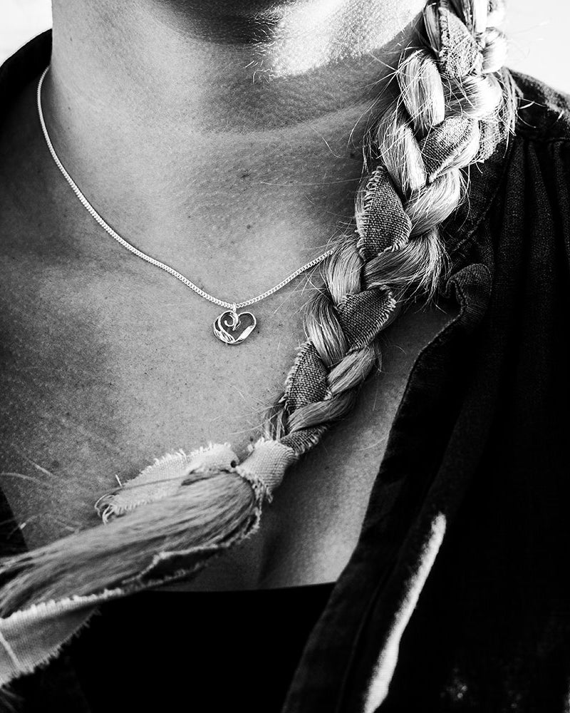 Guldviva Stormskärs Maja Hjärta S halsband runt halsen: halsbandet sträcker sig över SC-leden.