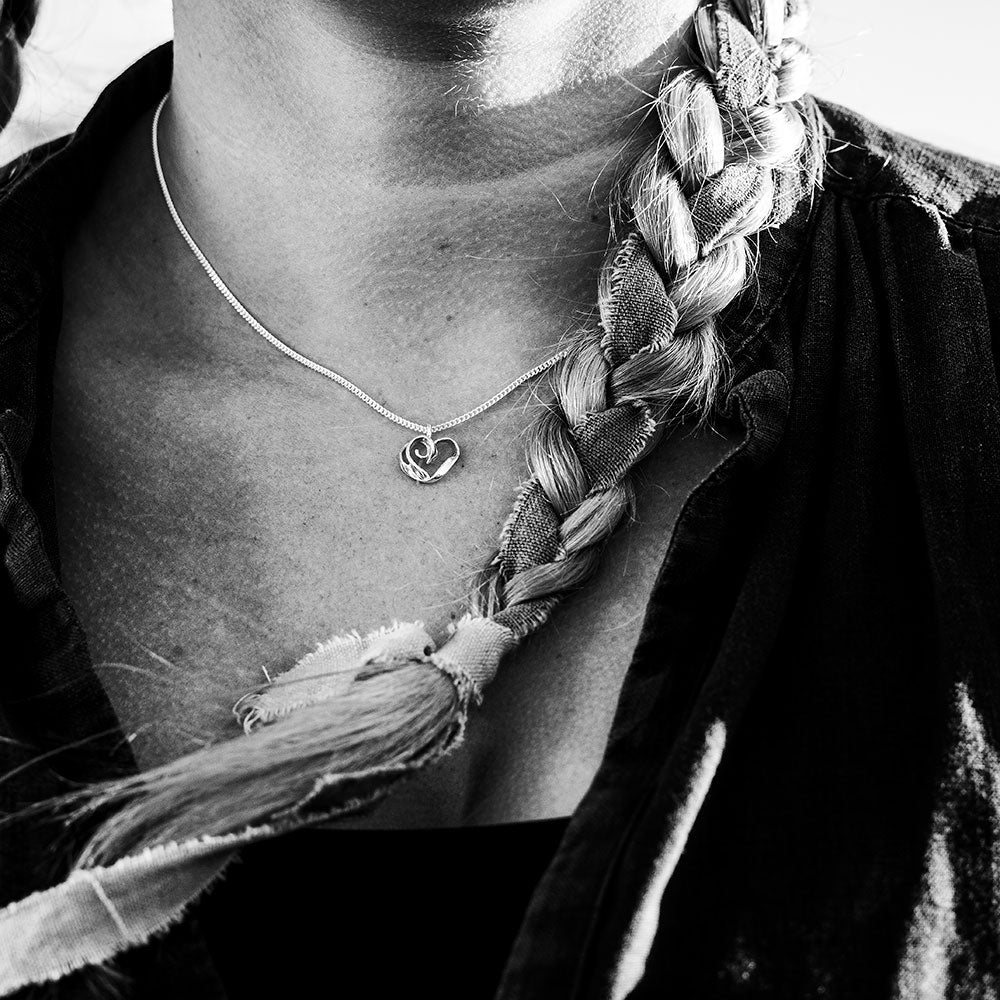 Guldviva Stormskärs Maja Hjärta S halsband runt halsen: halsbandet sträcker sig över SC-leden.