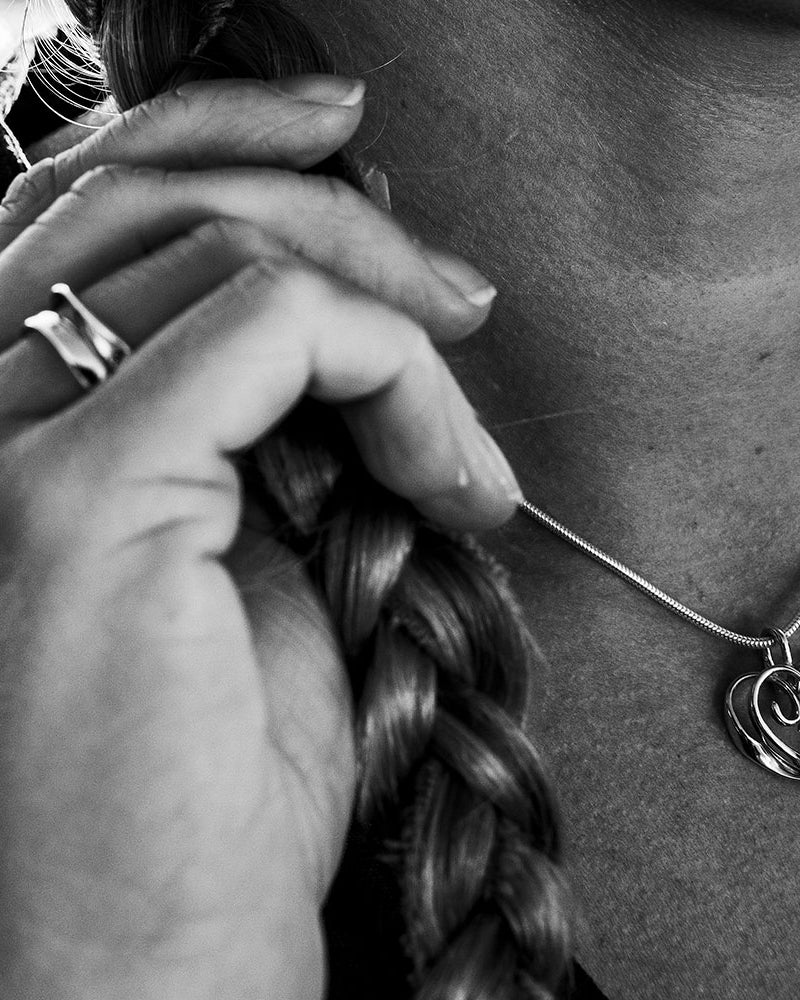 Guldviva Stormskärs Maja Hjärta halsband runt halsen: halsbandet sträcker sig över SC-leden.