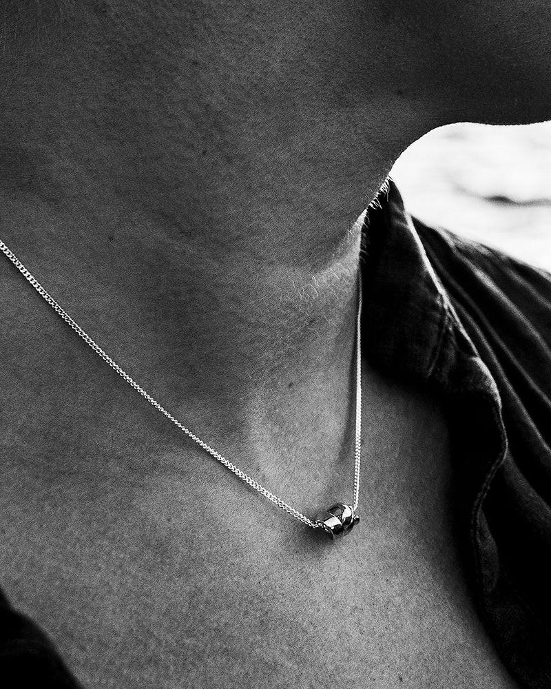 Guldviva Stormskärs Maja S halsband runt halsen: halsbandet sträcker sig över SC-leden.