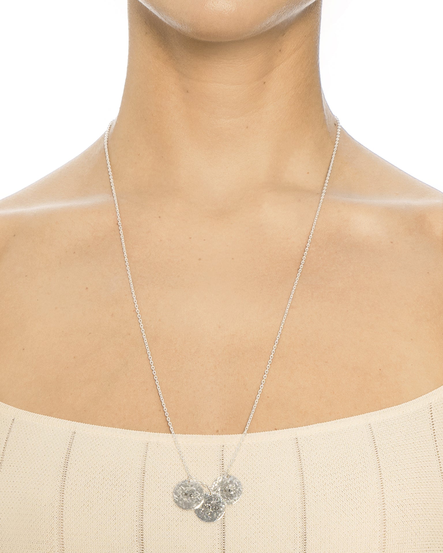 Efva Attling Multi Me Myself & I 10-100-02079 halsband runt halsen: kedjan är lång, smycket vilar på bröstet