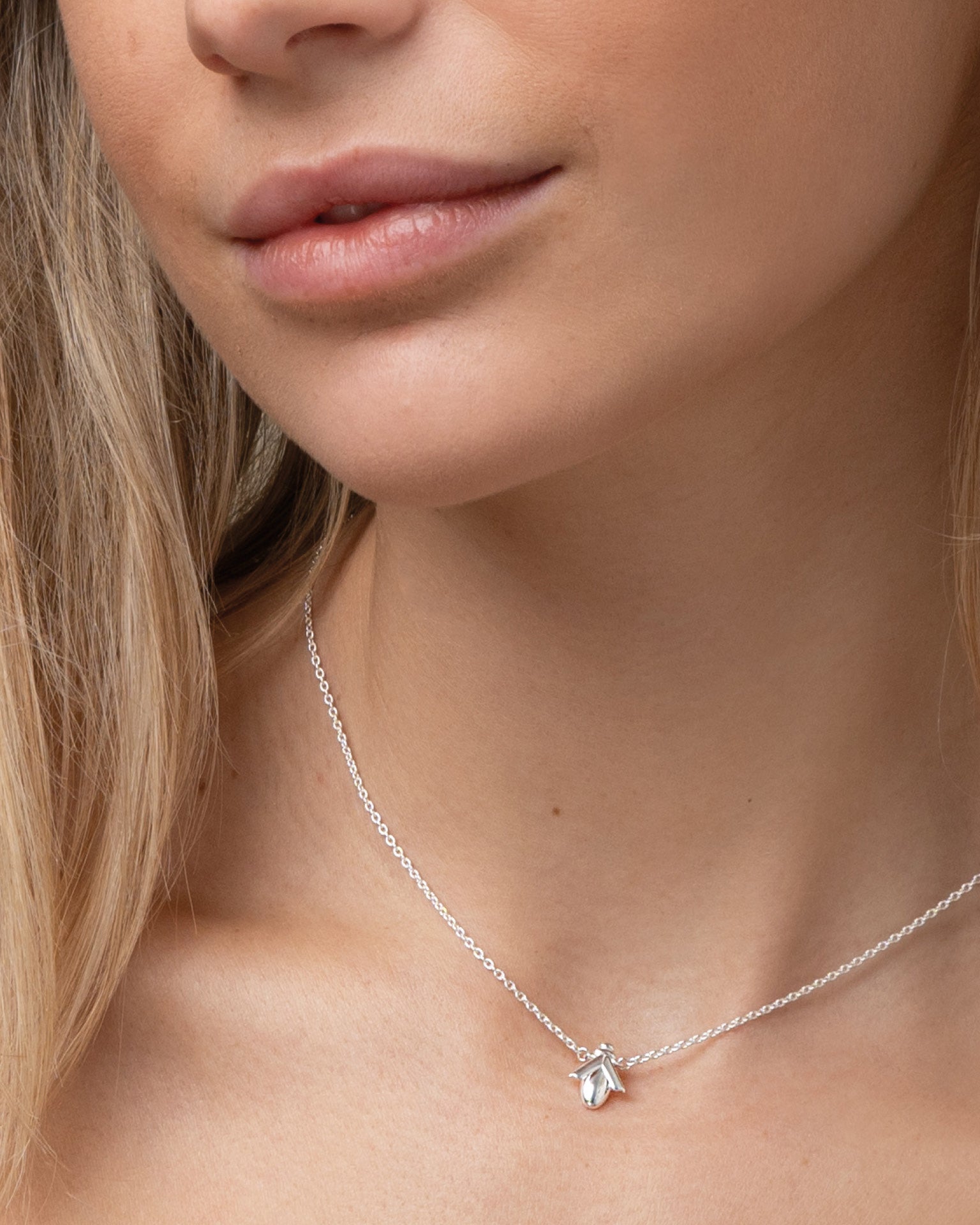 Efva Attling Oh babee 10-100-02350 halsband runt halsen: halsbandet når precis över SC-leden