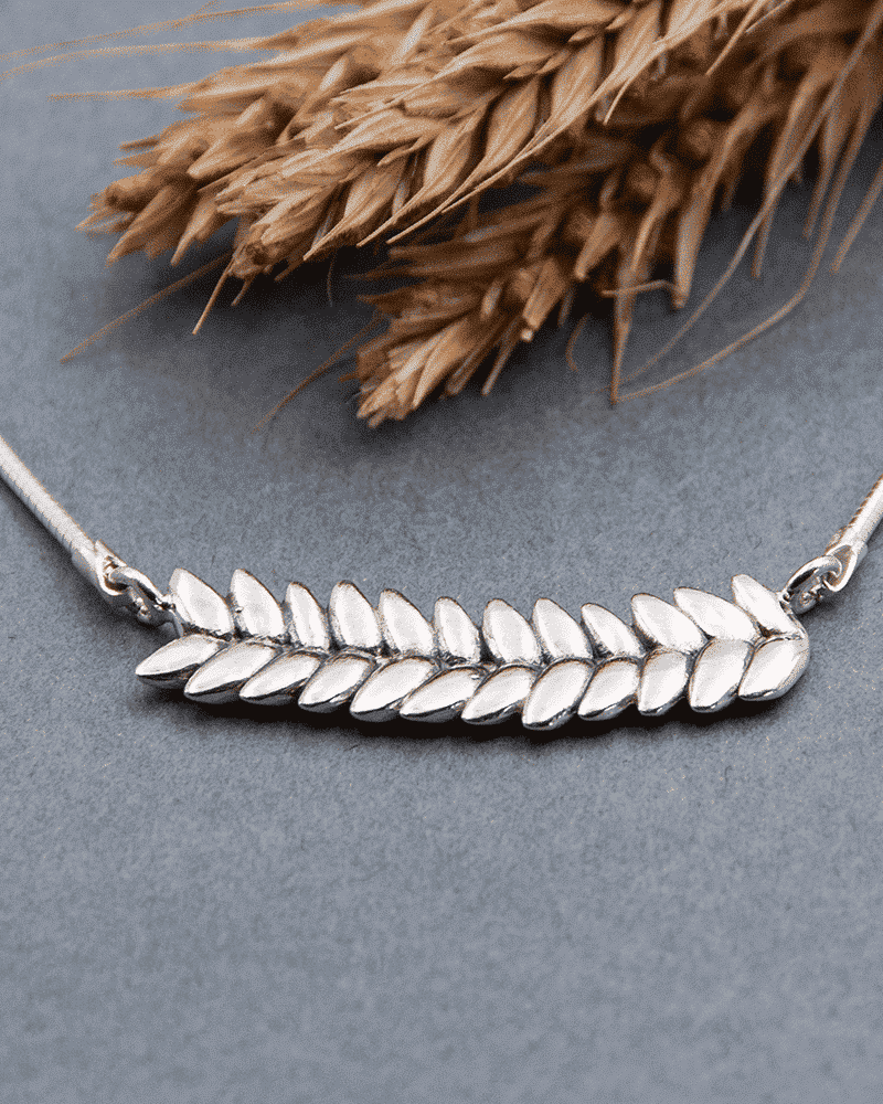 Guldviva Råg L halsband har en tunn silverkedja som pryds av en rågkolv.