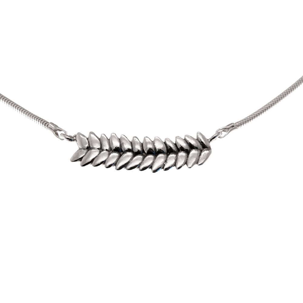 Guldviva Råg halsband har en tunn silverkedja som pryds av en rågkolv.