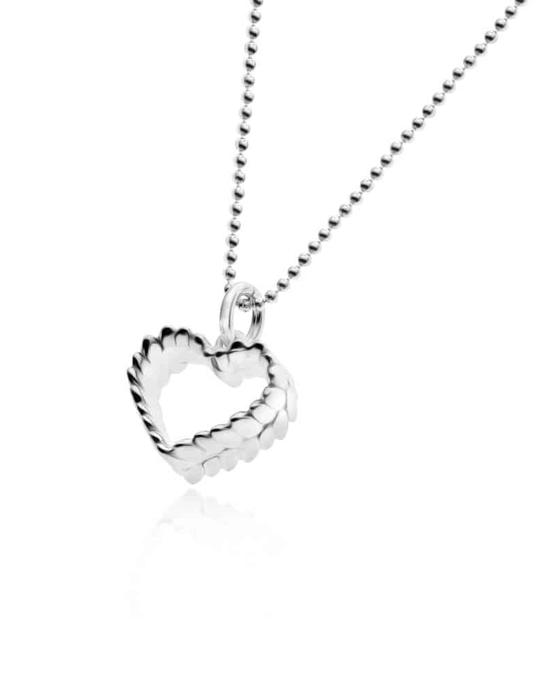 Guldviva Råghjärta halsband har en tunn silverkedja. Hänget är som en rågkolv böjd till formen av ett hjärta.