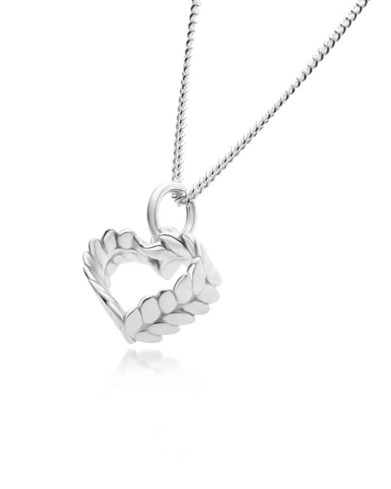 Guldviva Råghjärta S halsband har en tunn silverkedja. Hänget är som en rågkolv böjd till formen av ett hjärta.