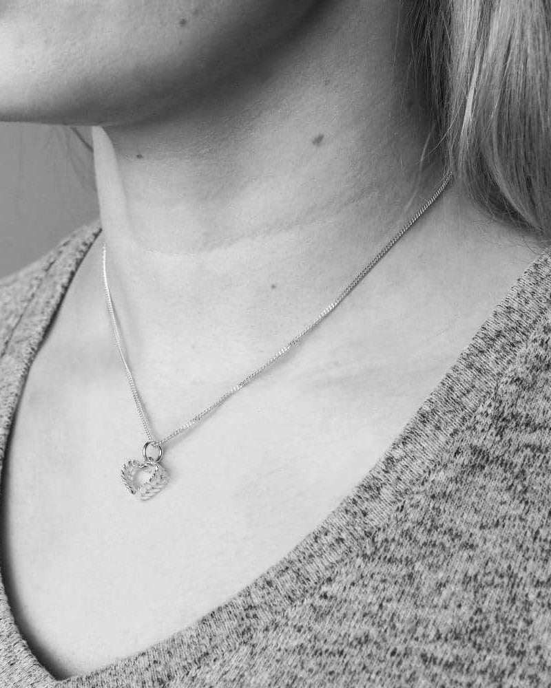 Guldviva Råghjärta S halsband runt halsen: halsbandet sträcker sig över SC-leden.