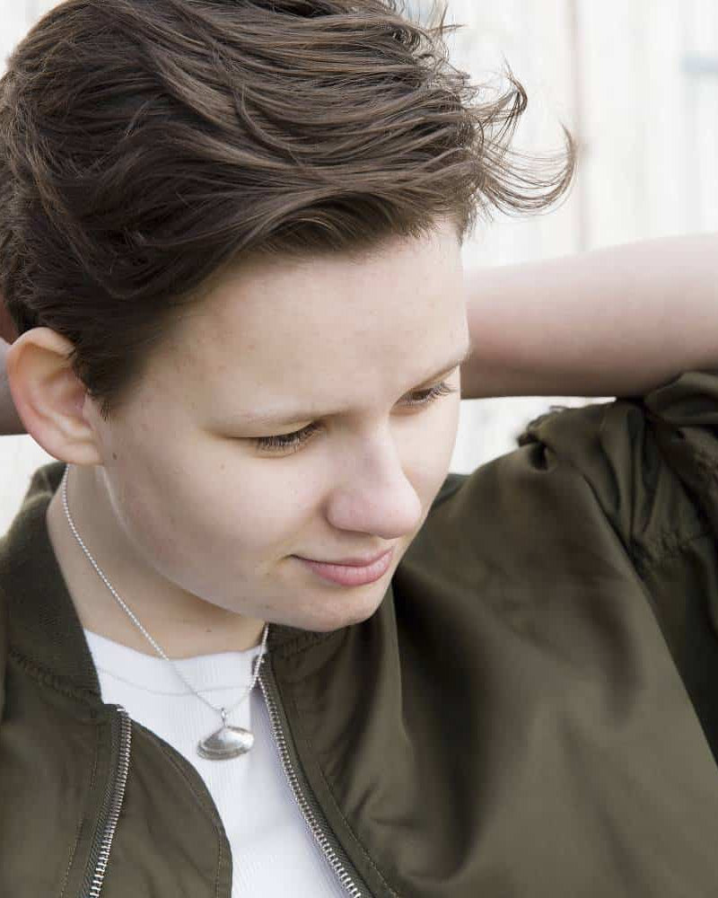 Guldviva Sandmussla halsband på en ung pojke.