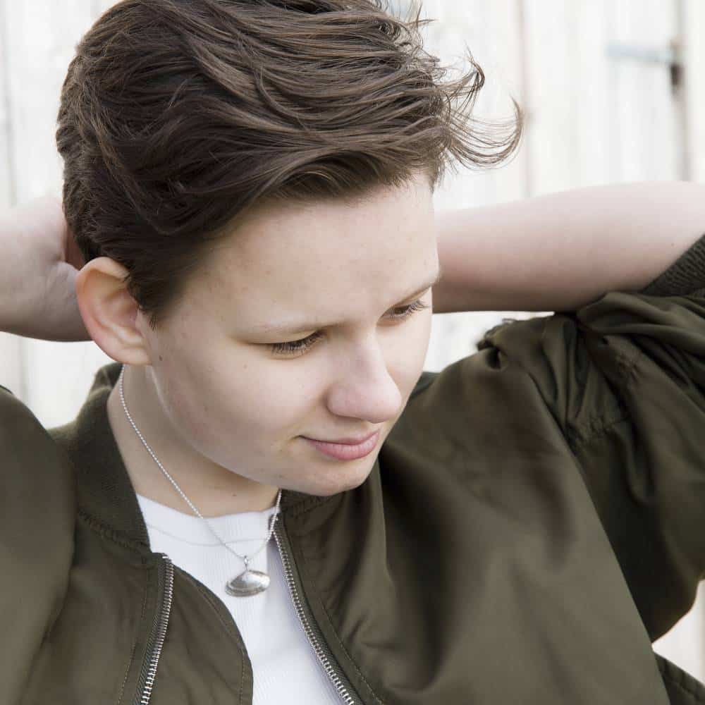 Guldviva Sandmussla halsband på en ung pojke.