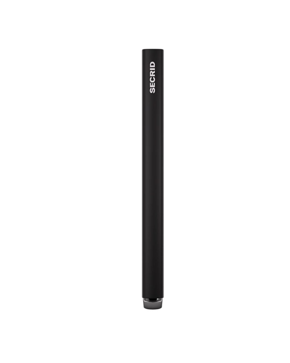 Secrid Premium Cardprotector+ Fluted Black sedd från sidan, som visar den extremt tunna profilen och mekanismen.