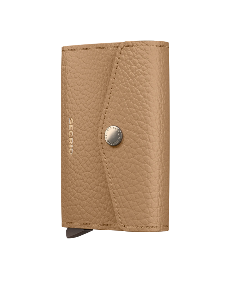 Secrid Envelope Wallet Pebble Cappuccino -nahkalompakko suljettuna edestä katsottuna.