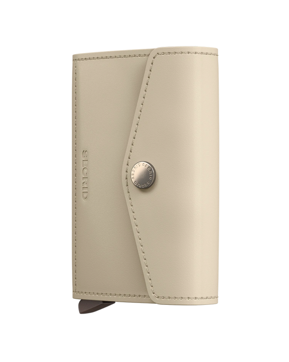 Vaaleanbeige Secrid Envelope Wallet Original Latte -nahkalompakko suljettuna napilla.